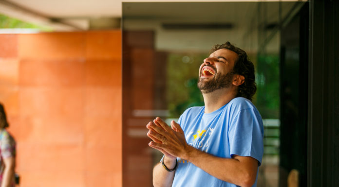 Se você ainda não encontrou a felicidade, faça ela vir até você